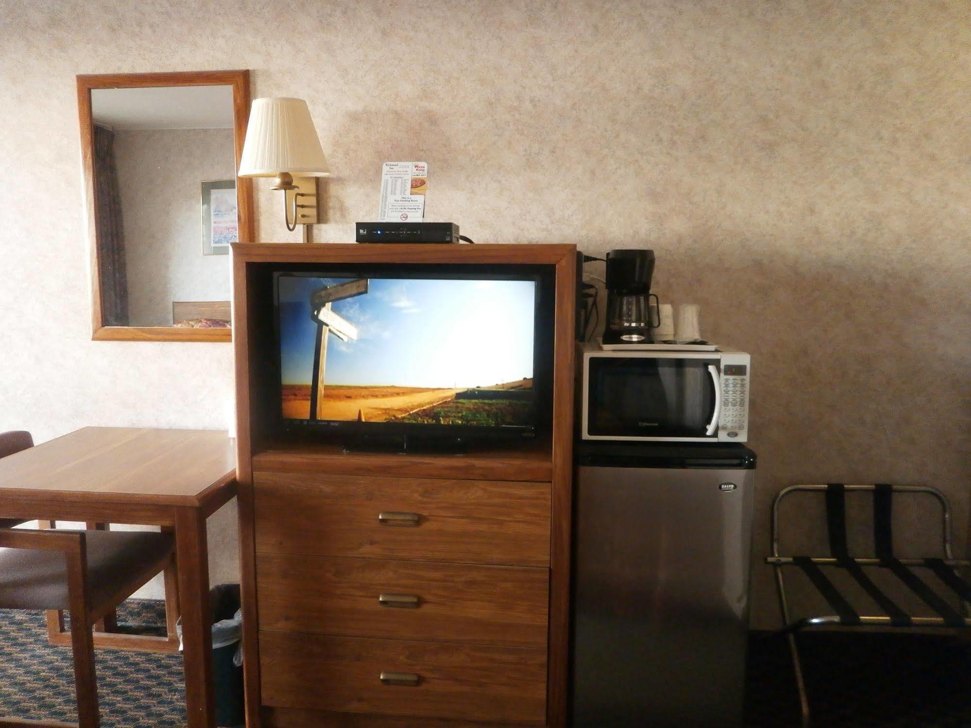 Richmond Inn And Suites Ngoại thất bức ảnh