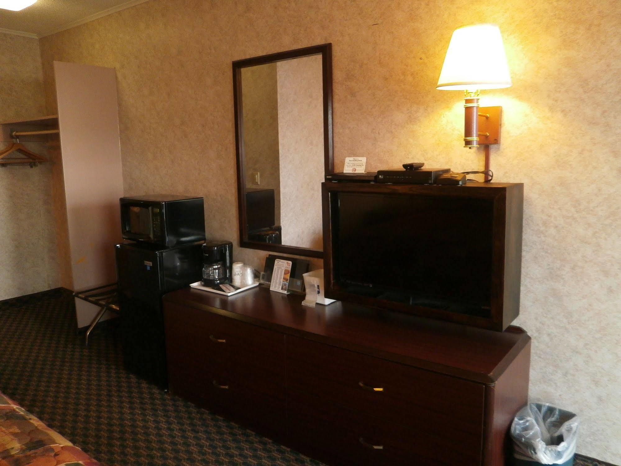 Richmond Inn And Suites Ngoại thất bức ảnh
