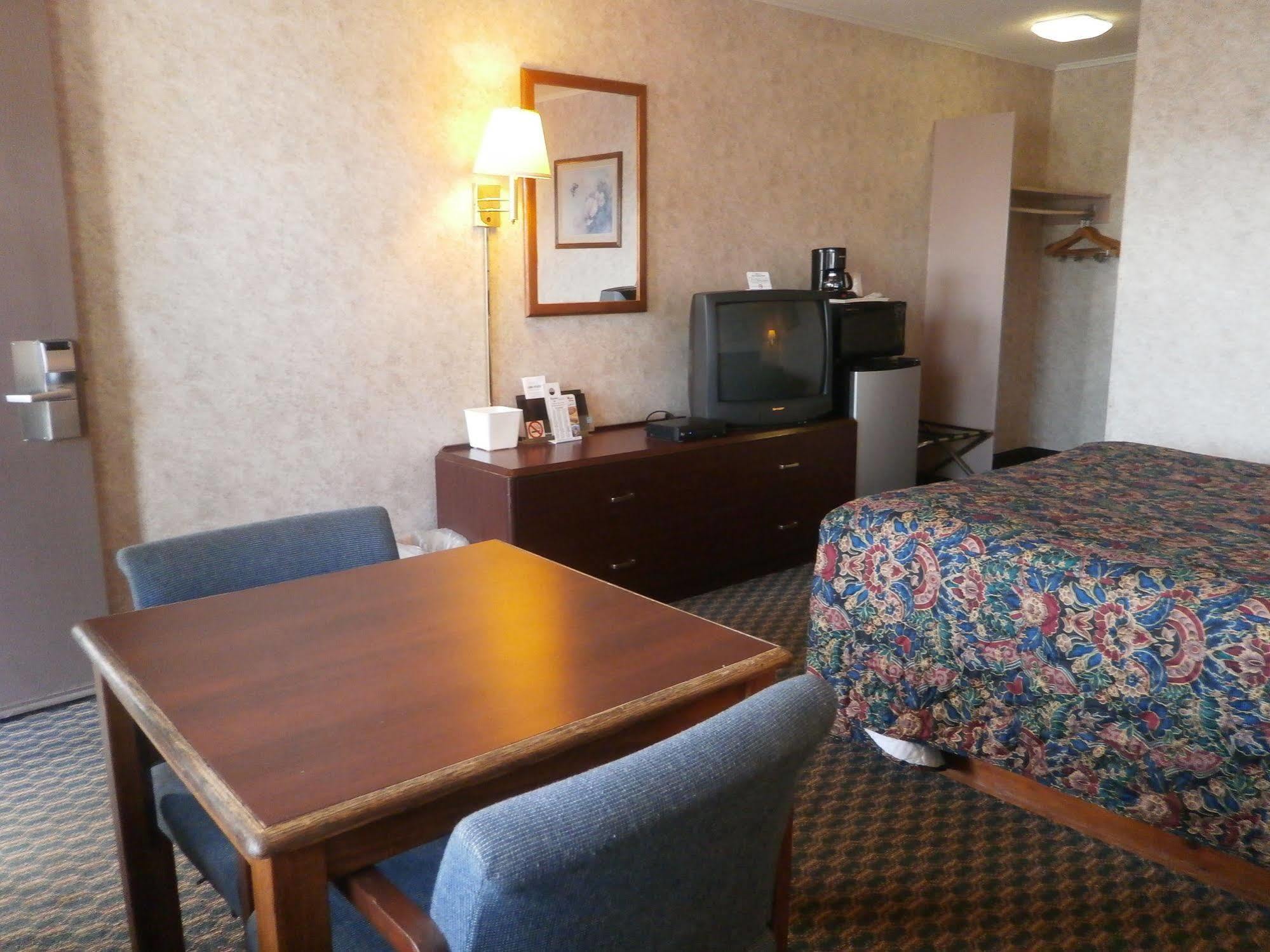 Richmond Inn And Suites Ngoại thất bức ảnh
